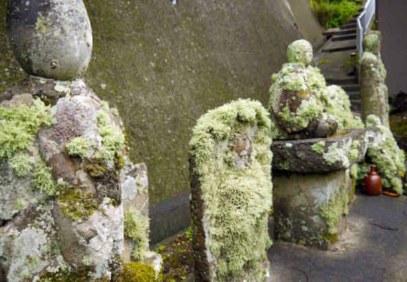 石部集落　苔むしる石像